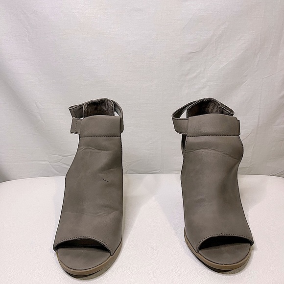 Camel or tan colour bootees with open toe - Picture 4 of 9